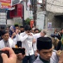 Ditemani Luna Maya, Maxime Bouttier Ikut Jalan Kaki Antar Ibu ke Masjid Jelang Salat Jenazah
