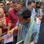 Gaya Gibran Kampanye di Kandang Anies, Kenakan Syal dan Bagi-bagi Buku