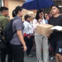 Beda Banget! Erina Tampil Ayu, Kaesang Koloran Pakai Crocs Saat Bagikan Sembako di Bekasi
