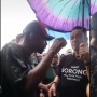 Aksi Anies Baswedan Payungi Warga Papua yang Kehujanan Disorot: Act of Service Banget