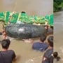 Warga Rela Arungi Sungai Demi Antar Jenazah, Gegara Tak Ada Jembatan