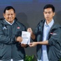 Kyai Fuad Noerhasan Sidogiri Pose 2 Jari Bersama Khofifah, Doakan Prabowo - Gibran Menang 1 Putaran