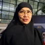 Penampilan Reza Artamevia usai Umrah Tuai Nyinyiran, Habis Ibadah atau Show?