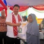 Airlangga Bagi-bagi Beras di Kalbar, Pemulung Nyeletuk: Tambah Lagi Lah