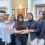 10 Potret Kompak Fuji dan Teman SMA, Bestie Banget Sejak 2018