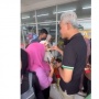 Momen Ganjar Pranowo Beri Coklat ke Anak Memakai Kaos Prabowo Subianto
