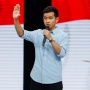 Gibran Refleks Bantu Petugas KPU yang Jatuh di Panggung Debat Cawapres, Tuai Pujian: Bukan Gimmick