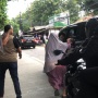Kampanye Akbar di Bekasi, Emak-emak Histeris Paksa Anies Buka Kaca Mobil, Ada Apa?