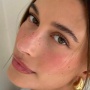 11 Tahap Makeup 'Cold Girl' ala Hailey Bieber, Tampil Memukau saat Kencan!