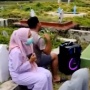 Video Emak-emak Piknik dan Asyik Joget di Kuburuan, Warganet: Padahal Tempat Pengingat Kematian