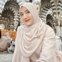 10 Potret Umrah Anissa Aziza Istri Raditya Dika Bersama Kakak, Keberadaan Suaminya Jadi Pertanyaan