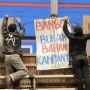 Viral Video Pria Berjaket Simbol Anarko Sibuk Pasang APK Anies-Muhaimin: Punk Kampanye