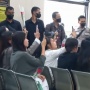 Kembali Lagi Jalani Sidang Dito Mahendra Dielu-elukan Sejumlah Cewek Sampai Dibawain Mawar Merah
