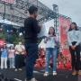 Di Hadapan Istrinya, Kaesang Beri HP ke Perempuan