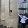 Tembok Pagar Gedung DPR Jebol Dipalu Aparat Desa, Pembatas Besi Roboh Ditarik Pakai Tambang