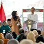 Presiden Jokowi Kasih Iriana Hadiah Tas Produk Nasabah PNM Wonogiri