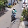 Aksi Jambret Beratribut Ojol di Jaktim, Terekam CCTV Incar Cewek Asyik Main HP Sambil Jalan