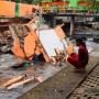 Terkikis Air Kali, Pos Pantau Pintu Air Palmerah Roboh