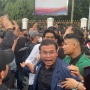 Demo Pemakzulan Jokowi di Jakarta Ricuh! Massa Mahasiswa Bentrok dengan Polisi: Woi Temen Gue Kenapa Dipukul?