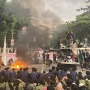Aksi Tuntut Pemakzulan Jokowi, Mahasiswa Bakar APK di Dekat Istana