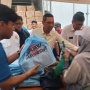 Viral PJ Gubenur DKI Bagi-bagi Bansos Pakai Warna Kantong Mirip Paslon 02