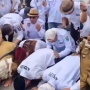 Aksi Sujud Syukur Kepala Desa Masa Jabatan Diperpanjang 8 Tahun 2 Periode Dikabulkan Tuai Kritik