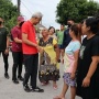 Ganjar Blusukan di Kampung Gibran: Diserbu Warga, Sarapan Bareng Petugas Kebersihan