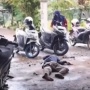 Pacarnya Dibonceng Pria Lain, Pemuda Ini Nangis Guling-Guling di Depan Warung