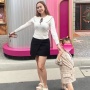 Gaya Stylish Aura Kasih Momong Anak di Mall, Pakai Dress Putih Sambil Tenteng Tas Branded