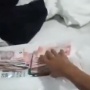 Viral Segepok Uang Rp100 Ribu Diduga akan Dibagi-bagi ke Masyarakat, Gambar Paslon Nomor 03 jadi Sorotan