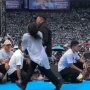 Gercep! Begini Aksi Sigap Mayor Teddy Bopong Seorang Perempuan Pingsan saat Kampanye Akbar Prabowo-Gibran