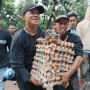 Seru! Momen Pendukung Prabowo-Gibran Rebutan Telur Gratis Di GBK: Lumayan Ini
