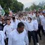 Momen Manis Cak Imin dan Istri Tercinta Berjalan Kaki Membelah Lautan Massa Menuju JIS