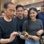 Momen Presiden Jokowi Main Mobil Tamiya, Sampai Harus Jongkok
