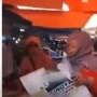 Ibu-ibu dan Petugas Ribut di Pasar Bukittinggi Saat Bagi Kalender Anies: Kalau Prabowo Boleh?
