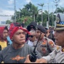 Massa Pro dan Kontra Pemakzulan Jokowi Bentrok di Depan Gedung DPR