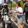 Aksi Pemilu Damai 2024 di Bundaran HI, Bunga Mawar Dibagikan