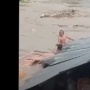 Bertahan di Atap, Seorang Laki-laki Hanyut Bersama Rumah Terseret Banjir Bandang