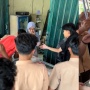 Aksi Pelajar SMA Beri Hadiah Ibu Pemilik Warung Tongkrongan Bikin Terharu