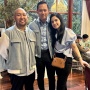 Senyum Sumringah AHY Diberi Jaket Spesial Anak Prabowo Subianto
