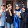 Ayu Ting Ting Nyoblos Bareng Keluarga, Penampilan Umi Kalsum Bikin Salfok