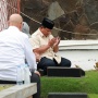 Pascapemungutan Suara, Prabowo Ziarah ke Makam Sang Ayah di TPU Karet Bivak dengan Motor