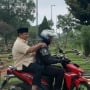 Lanjut Ziarah ke Makam Ayahnya Sumitro Djojohadikusumo, Prabowo Masuk Kuburan Naik Vario