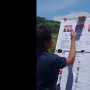 Momen Pendukung Lindungi Gambar Prabowo-Gibran dari Sengatan Matahari di TPS
