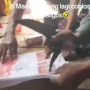 Viral Pria Ini Ucap Nama Tuhan Saat Coblos Paslon 01 Pakai Arit di Tumpukan Kertas Suara