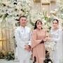 Detik-detik Ibu Mertua Ayu Ting Ting Pijat Kaki Umi Kalsum Sambil Ngaji saat Umrah