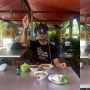 Viral Lelaki Ini Pakai Apple Vision Pro saat Makan Soto di Pinggir Jalan