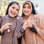 Serba Bermerek, Calon Mertua Ayu Ting Ting Pakai Tas Hermes dan Sandal Dior saat Nongki