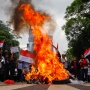 Tolak Pemilu Curang, Massa Kibarkan Bendera Merah Putih dan Bakar Ban di Depan KPU