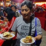 Syahdu Perayaan Cap Go Meh di Vihara Amurva Bhumi: Doa, Hiburan, dan Lontong Khas